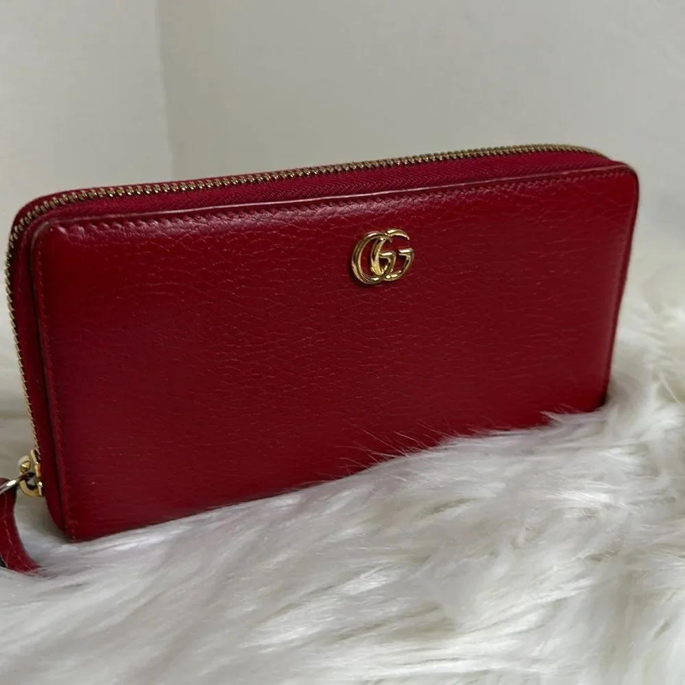 💯Authentic Gucci GG Long Zipped Around Wallet 🍀